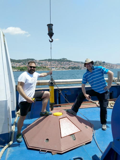 Hrvoje Mihanović (desno) i Stipe Muslim na istraživačkom brodu BIOS DVA (Institut za oceanografiju i ribarstvo), tijekom postavljanja akustičnog Doppler...