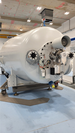 Novi 5 MV akcelerator s ugrađenim sklopom ulazne optike (centar slike desno)