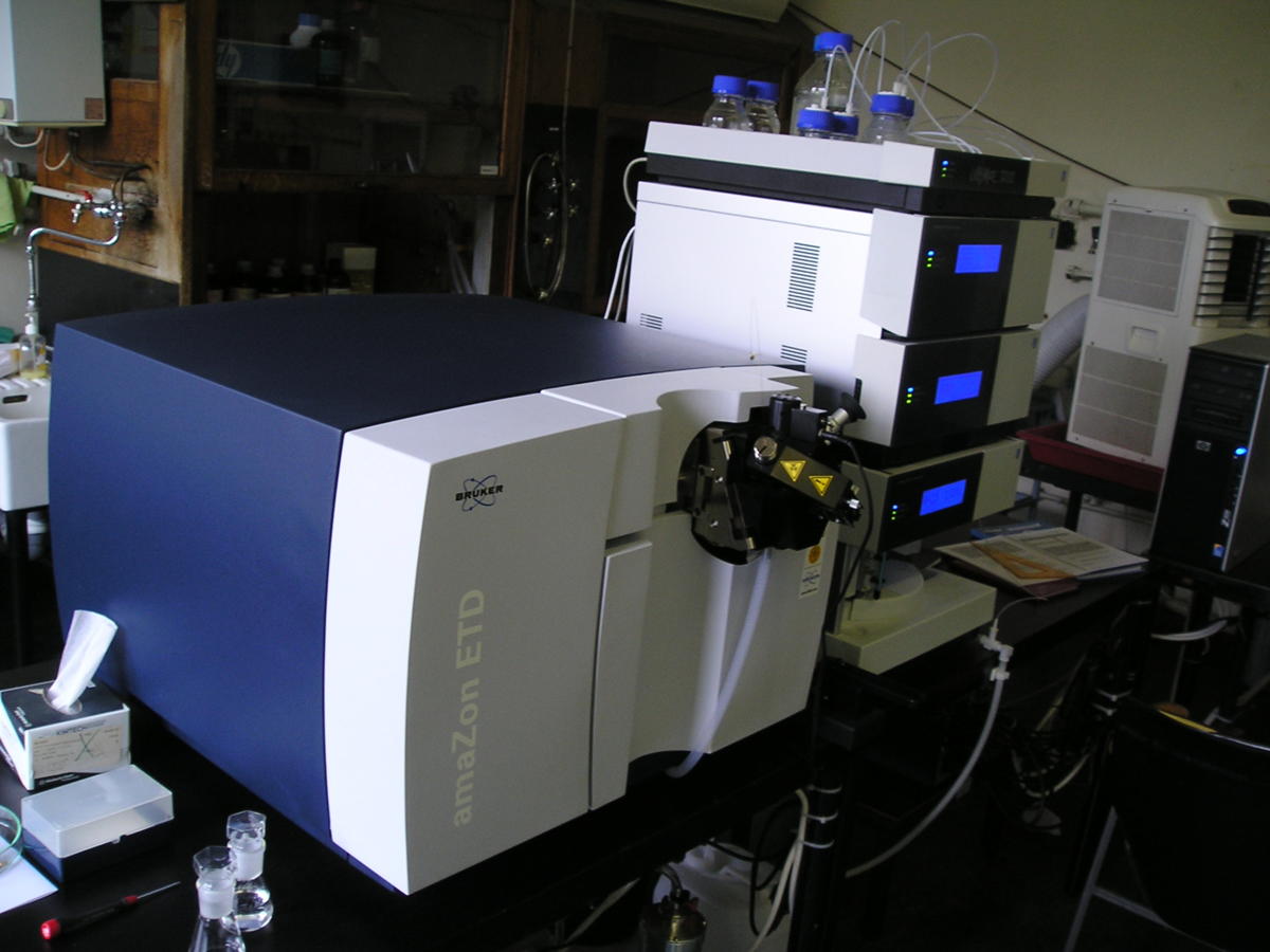 Maseni spektrometar Bruker amaZon i Dionex HPLC