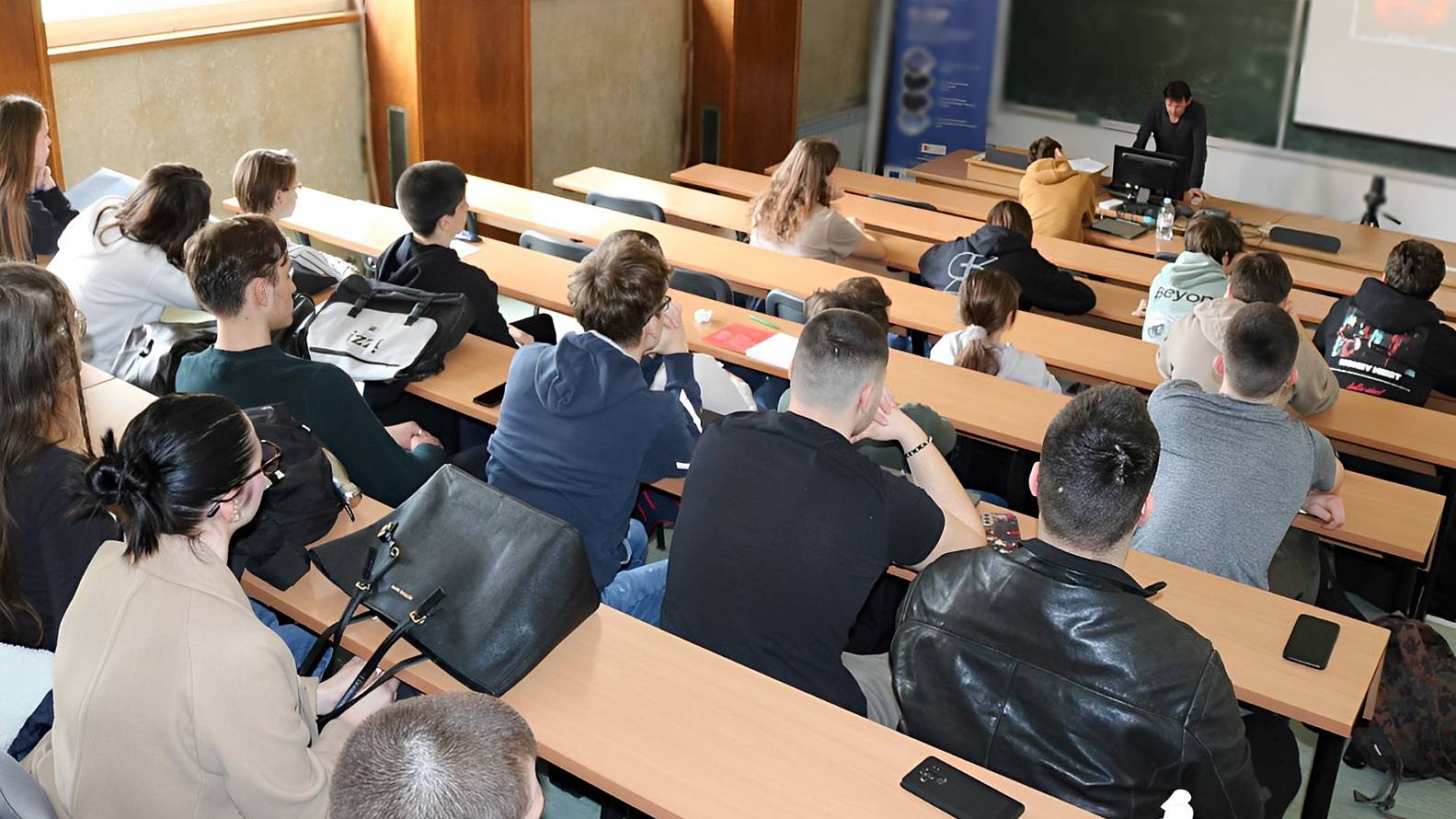 Srednjoškolci istražuju fiziku čestica na 'Ruđeru' rame uz rame sa znanstvenicima CERN-a